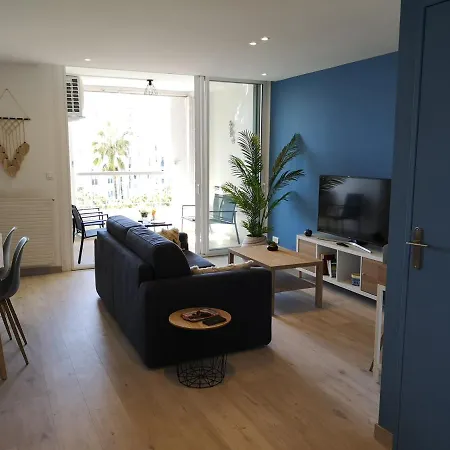 Aux 4 Bleutees Apartment *